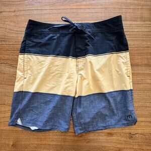 Travis Mathew Men's Boardshorts - Size 32